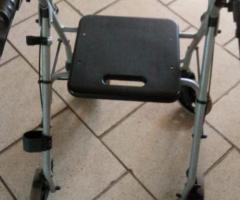 Rollator mit Sitzbrett